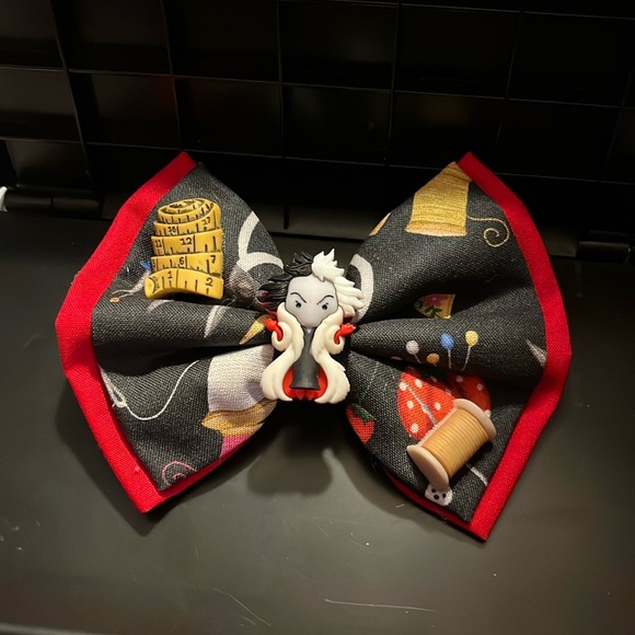 Disney’s Cruella bow - Picture 1 of 4
